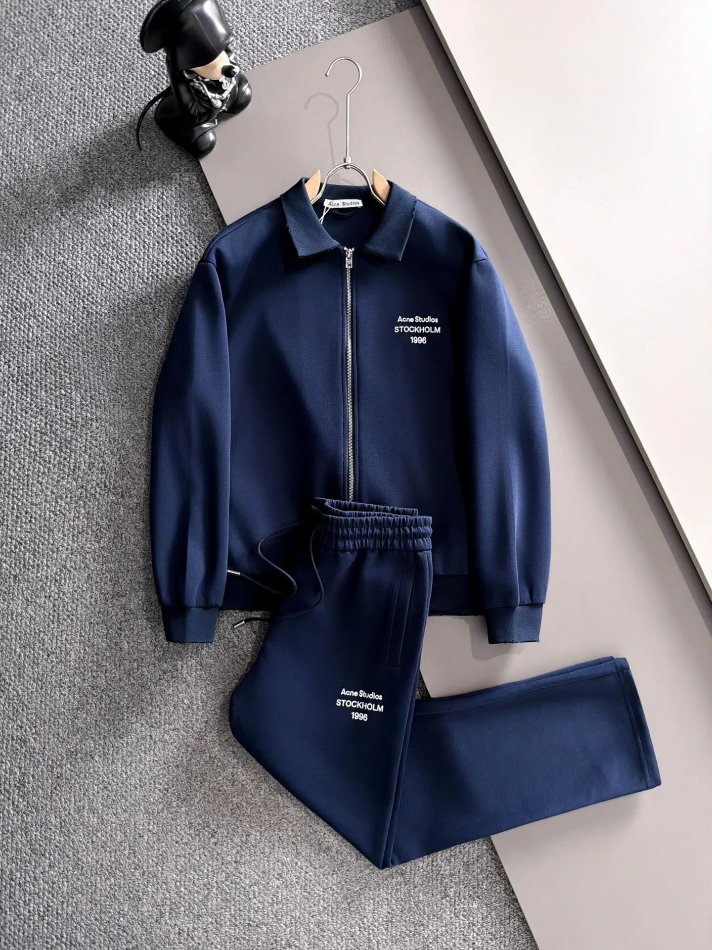 🛫🛫🛫High version, Acne Studios suit, 26ss customized top-quality fabric, new jacket, casual pants, ribbon letter embroidery stitching, new show product‼ The product is in perfect condition, comfortable and warm, complete with three labels, full and attractive color, very outstanding design, customized hardware accessories can easily enhance the fashion sense, the workmanship is extremely elegant and rigorous, and the wiring is neat and meticulous! A masterpiece from a famous designer! The upper body does not look bloated and is super handsome! Sizes：M～XXXL